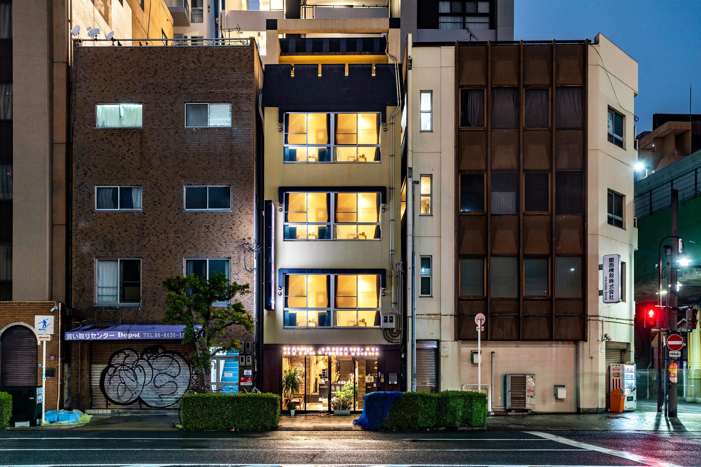夜、全ての窓に灯りがともる5階建ての宿