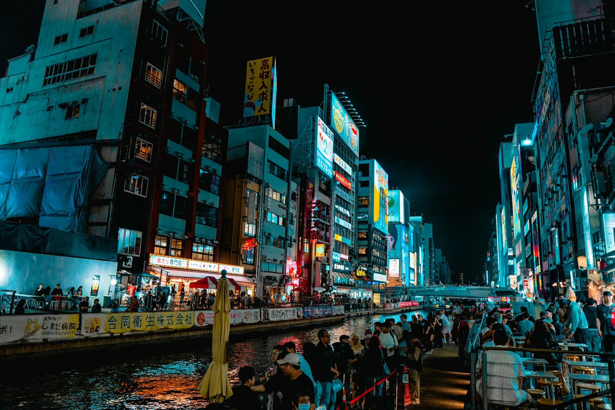 夜の道頓堀の運河