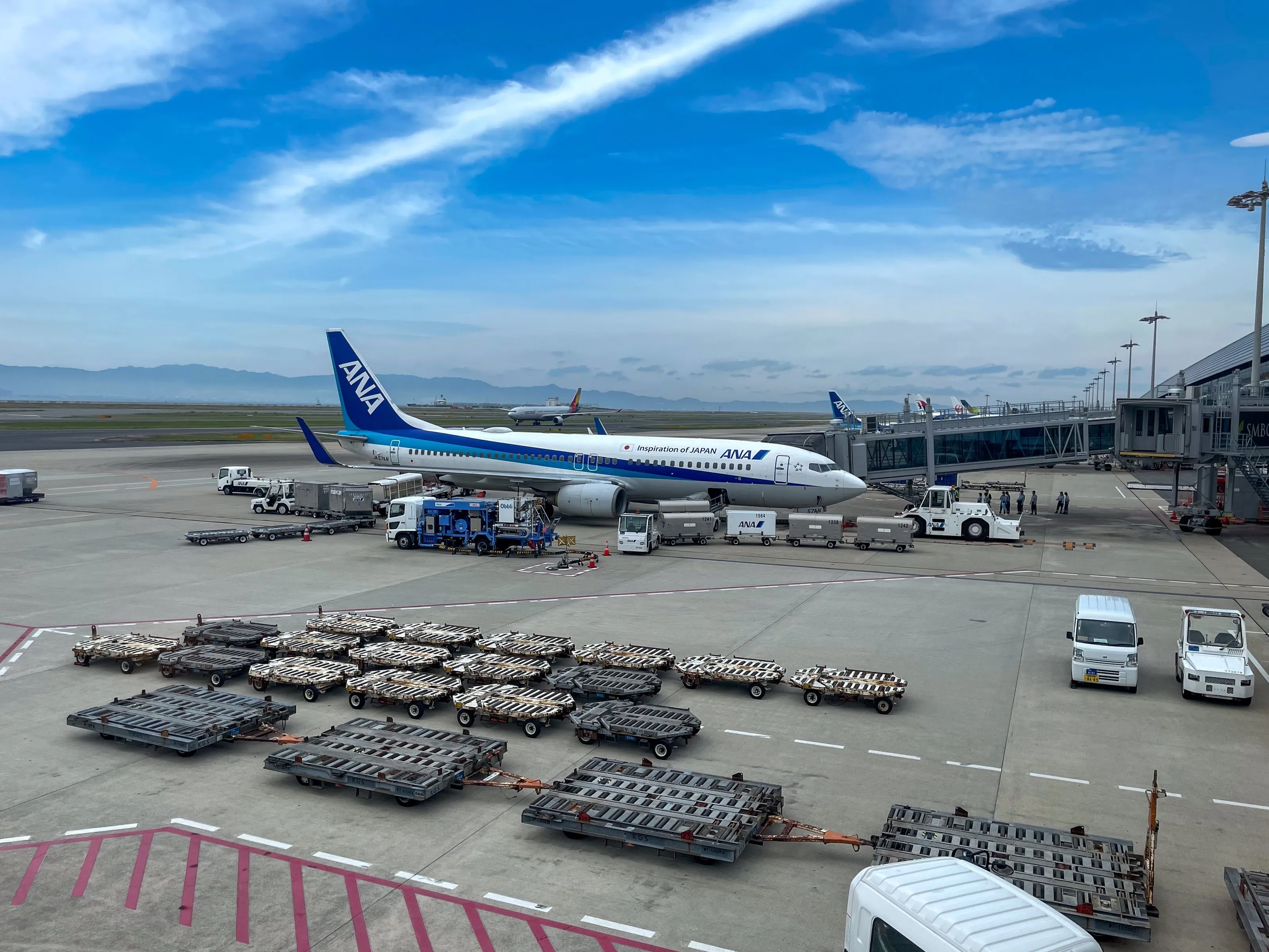 青空の下、関西国際空港 第1ターミナルに駐機する旅客機